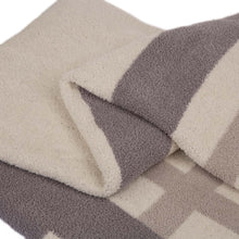 Load image into Gallery viewer, 60"L*50"W Knitted Polyester Geometric Pattern Feather Yarn Throw Blanket 1050g