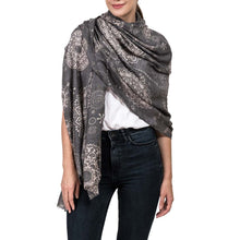Load image into Gallery viewer, Women Gray Paisley Print Scarf with Fringes